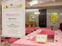 通路から見た手作りピアス体験ブース