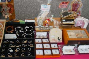 銀の指輪とバングル、ジュエリーボックス