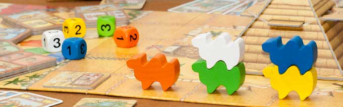 ピラミッドの周りをまわるラクダたち