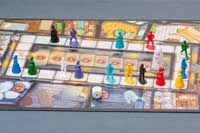 プレーヤーの人数に合わせて、ゲストのコマを回廊マスに順番に配置したら準備完了