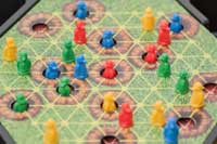 自分の順番にモグラ駒を１つ選び移動させます