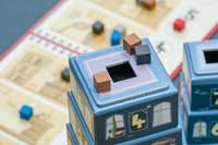 疑いをかけた相手の証拠品があると思われるフロアを持ち上げ証拠品の有無を確認