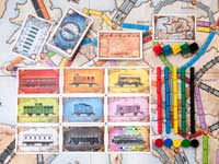 カラフルなカードとコマ