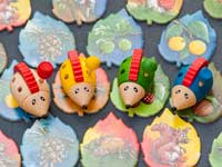 手触りが良く、可愛らしい木製のコマ