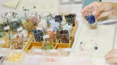 天然石ビーズを選んでブレスレットに組んでいきます