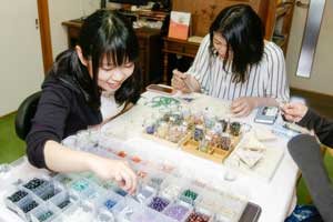 好きなビーズをみつけたらピンセットでつまんで並べます