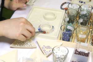 アクセントビーズのまわりに、残りのビーズをきれいに並べます