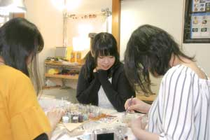 みんなでおしゃべりしながら楽しくブレスレット作りをしましょう