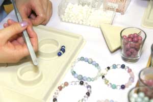 ブレスレットのメインになる天然石はきれいな色を選ぶと作りやすくなります