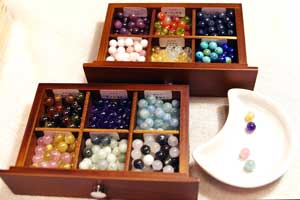 ブレスレットのアクセントになる天然石ビーズを選びます