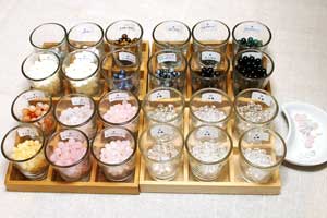 ブレスレットのベースとなる天然石ビーズを選びます