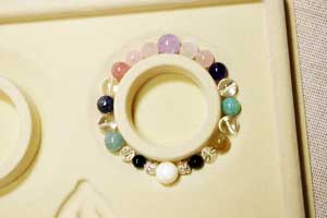 ビーズをトレーに乗せてデザインを決めます