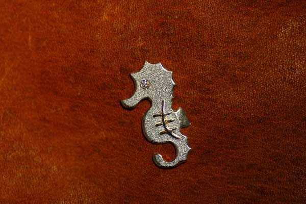 タツノオトシゴのピンバッジ