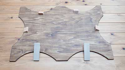 彫金机にスリ板を仮置きしたイメージ