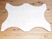 ジグソーでくぼみをカットした彫金机の天板