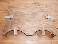 天板にスリ板と足を付けました