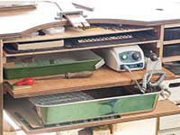 彫金机の引き出しの高さを変えてモーターを収納