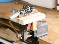 時計台を作業台に固定