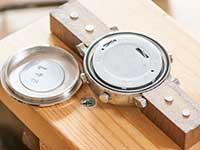 裏蓋が開いたら電池を交換