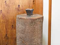 鍛造作業に使う金床付きの木台