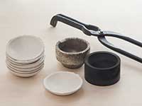 溶解用のるつぼと湯取りばし