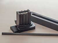 溶けた銀を流し込むあけ型と、撹拌と脱酸に使う黒鉛棒