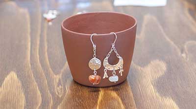 月と太陽のピアス　天然石はサンストーンとムーンストーンを使いました。