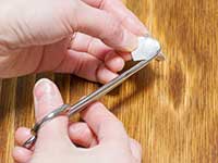 はさみでシルバーを切ります