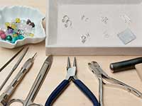 手作りピアスのシルバー材料と天然石、使用する工具類