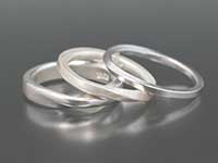 メビウスの輪をモチーフにひねりを加えたデザインの指輪