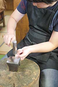 彫金体験　金づちで銀の塊をたたいています