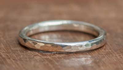 幅2mmの銀棒で作った手作り槌目リング