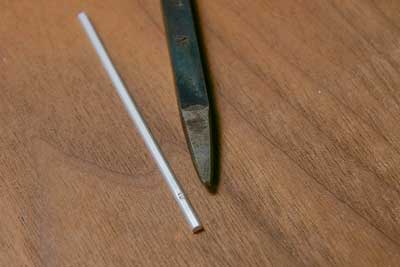 平らな面に素材の刻印「SILVER」を打つ