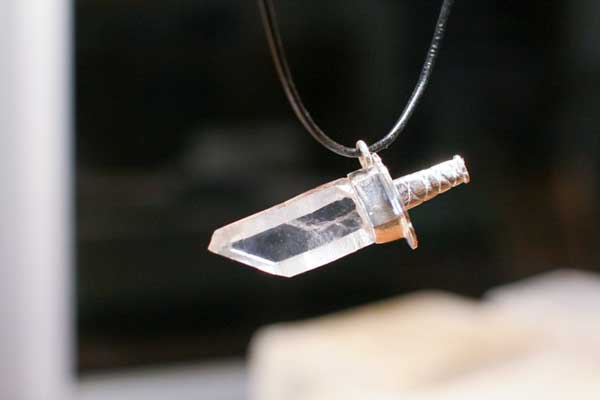 水晶の日本刀ペンダント