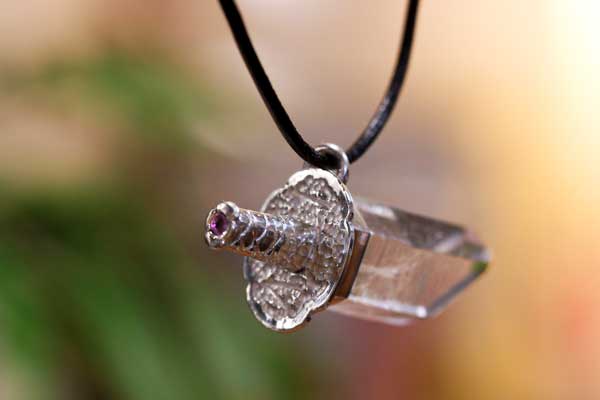 水晶の日本刀ペンダント