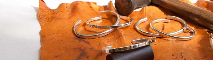 銀を叩いて曲げて作る手作りバングル