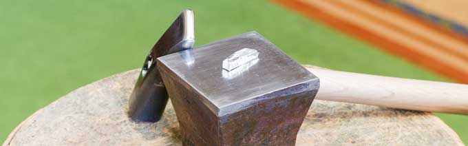 金床の上で純銀を叩いて棒状にする