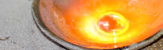 熔解皿の上で溶ける銀