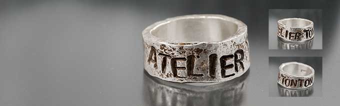 インパクトのある荒し仕上げのシルバーリング