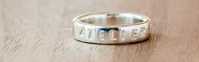スタンプを打ち込む手作り指輪