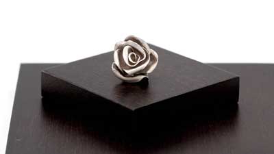 銀の薔薇のピン