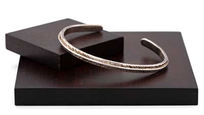 フェザーモチーフのバングル