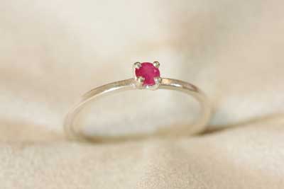 銀のルビーリング