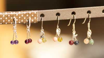 さくらんぼピアスの参考例。選ぶ天然石で全然違う印象になります。