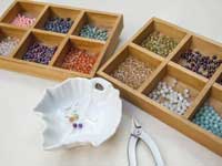 天然石ビーズをトレーから選ぶ