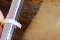 木槌でたたいて丸くする