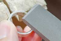 側面にヤスリをかける