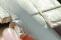 指輪の内側にヤスリをかける