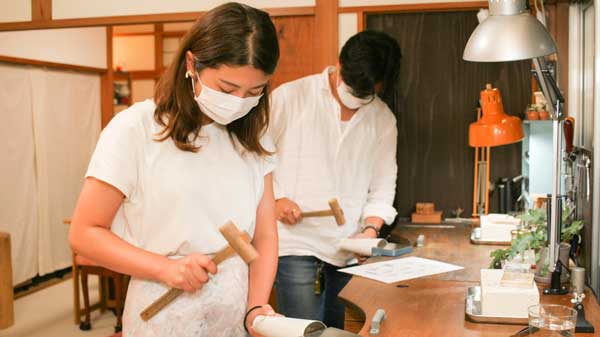 棒を丸めてバングルの形にする