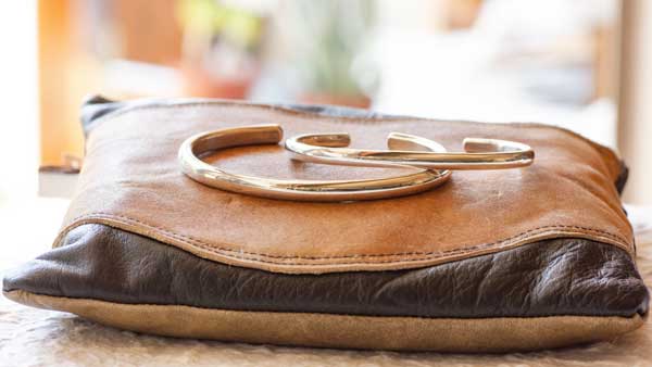 バングルを磨く